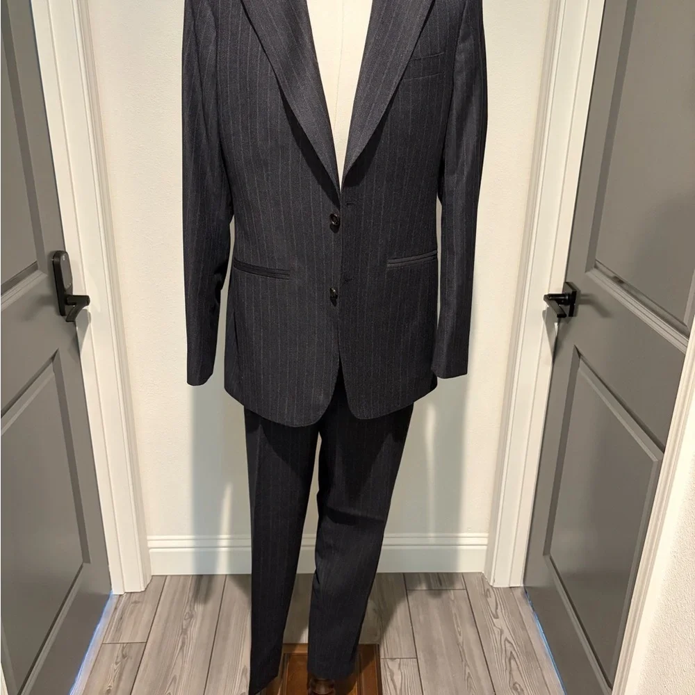 Elegant Charcoal Grey Banana Republic Luxury Suit 100% Wool